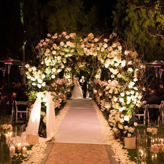 How to put together a fairytale wedding theme?
